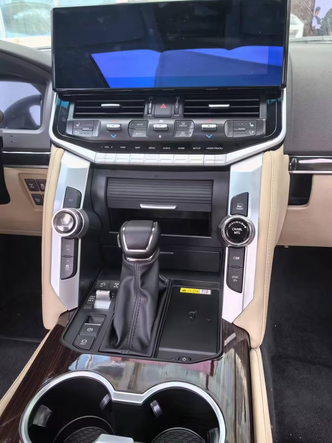 Moderniz&aacute;cia interi&eacute;rov&eacute;ho pr&iacute;slušenstva Toyota Land Cruiser LC200 na LC300 