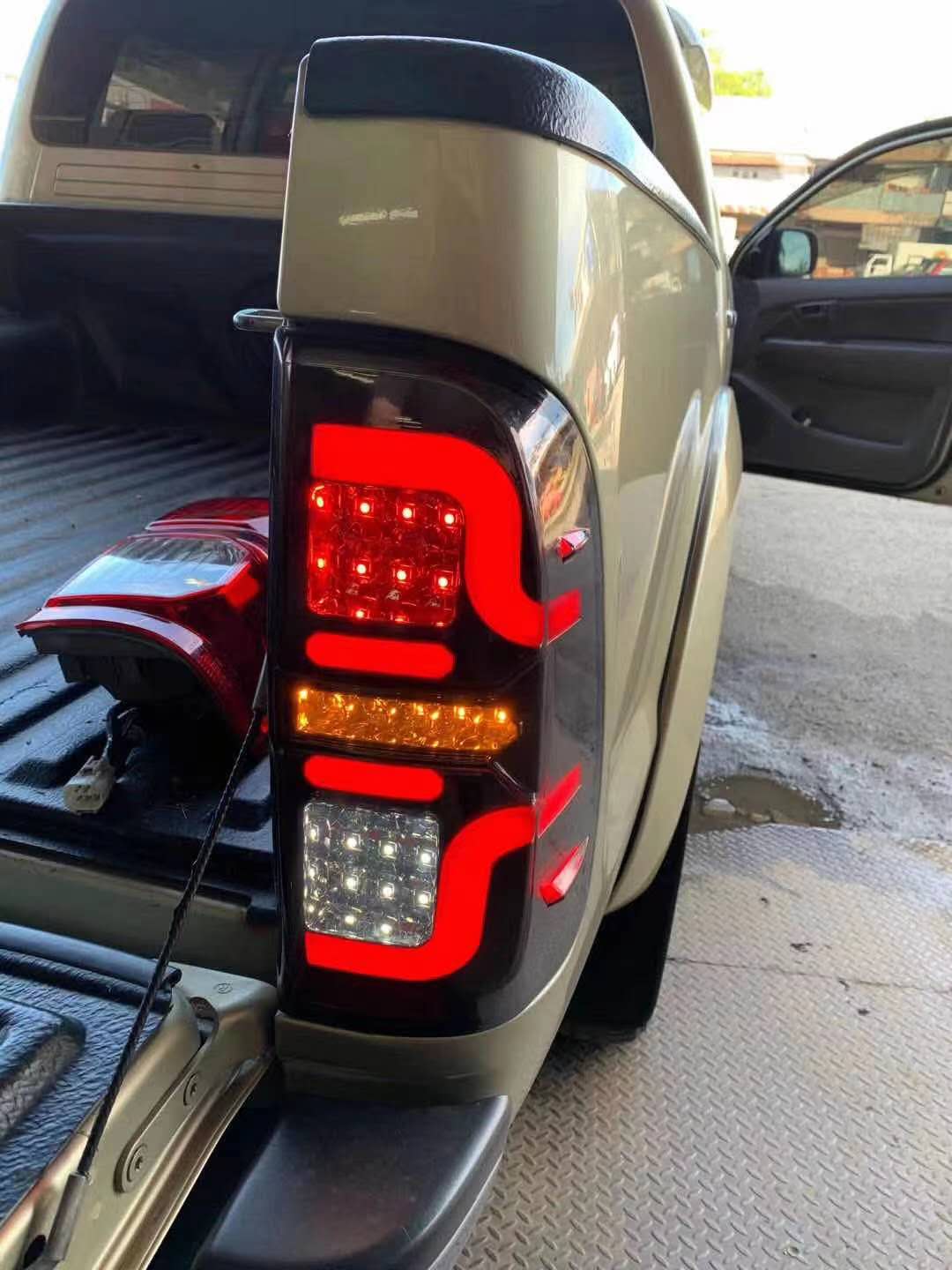 Toyota Hilux Vigo / Vigo Champ 12-15 / Lampu Belakang Full LED dengan Desain Light Bar 