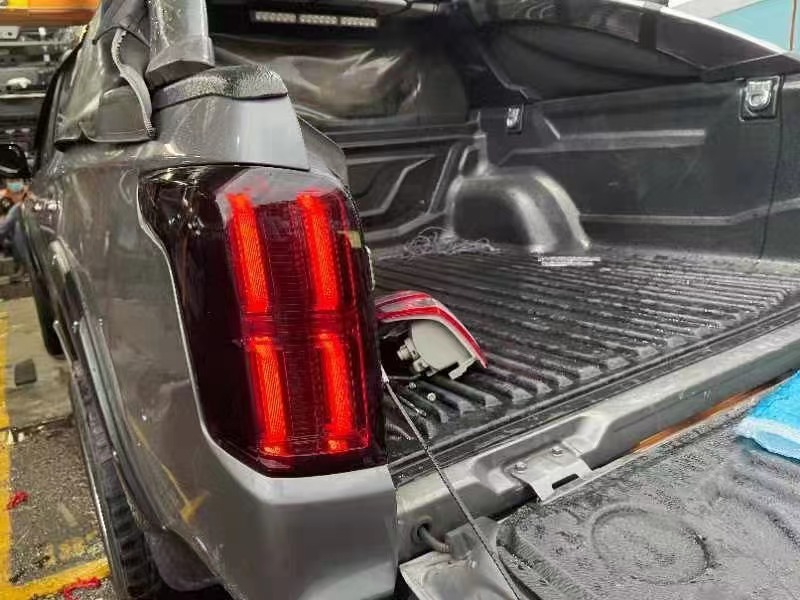 مصابيح خلفية معدلة بسعر المصنع لسيارة Mitsubishi L200 Pickup 2015+ 