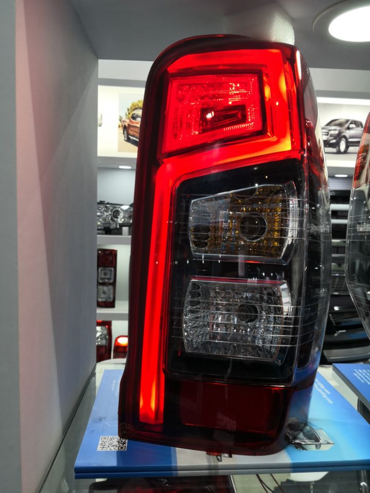 Pre Mitsubishi L200 Pickup 2015+ p&aacute;r zadn&yacute;ch koncov&yacute;ch svetiel