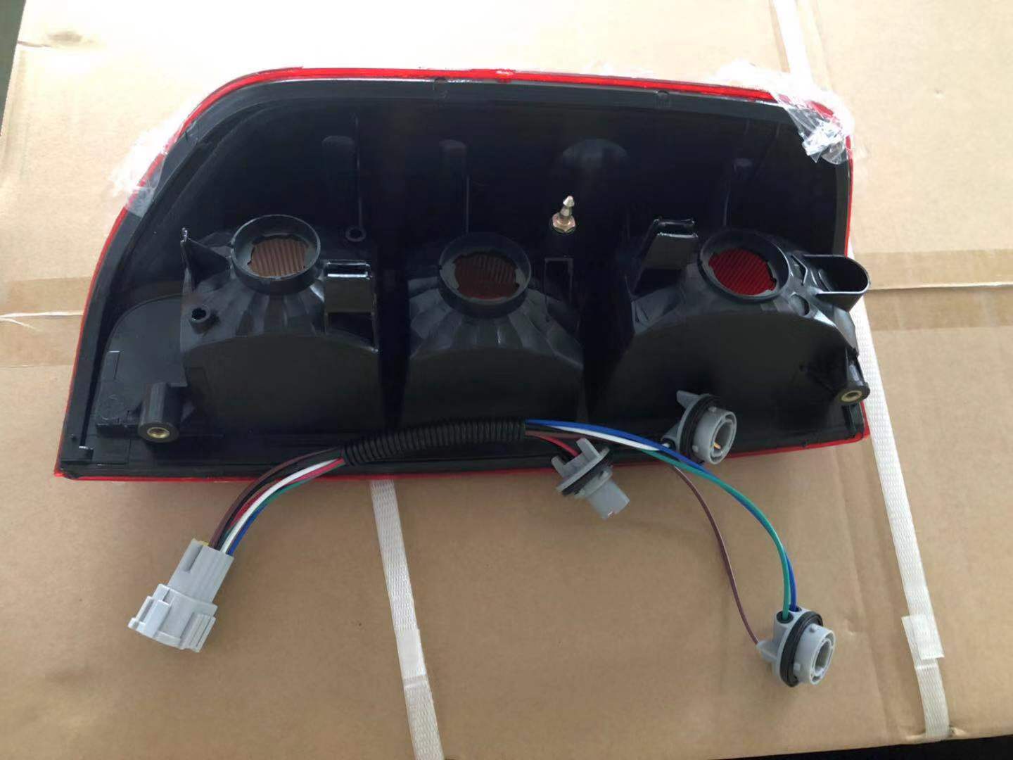 Pasangkan lampu belakang untuk Nissan Navara D40 Pickup 2005-2014 Frontier