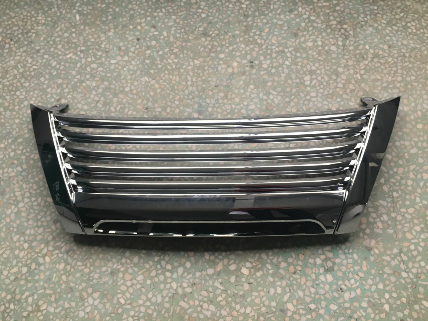 Griglia anteriore modificata Toyota Fortuner 2015 – Stile Lexus